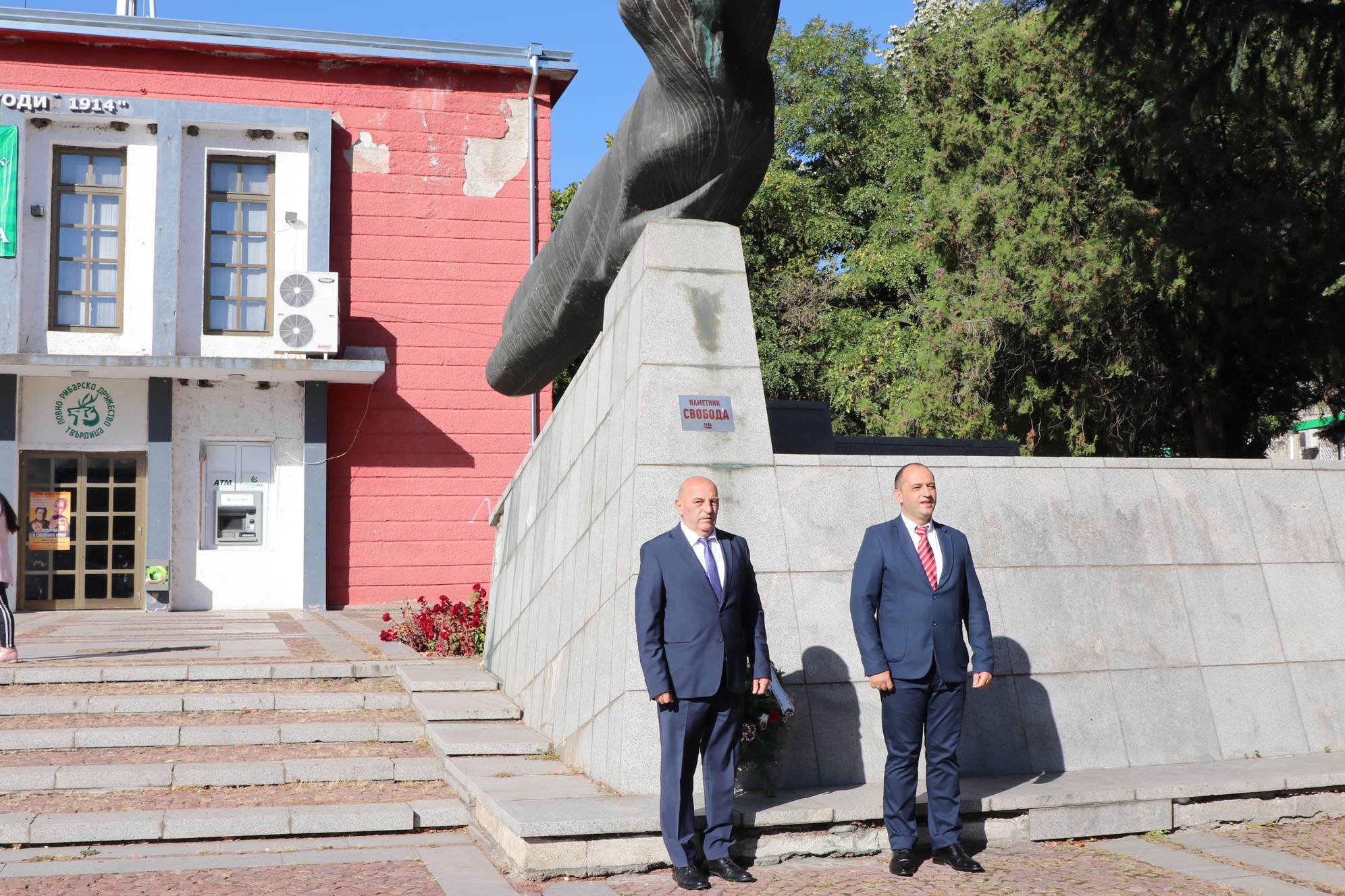 Кметът и зам.-кметът на Твърдица поднасят венец пред паметник на свободата